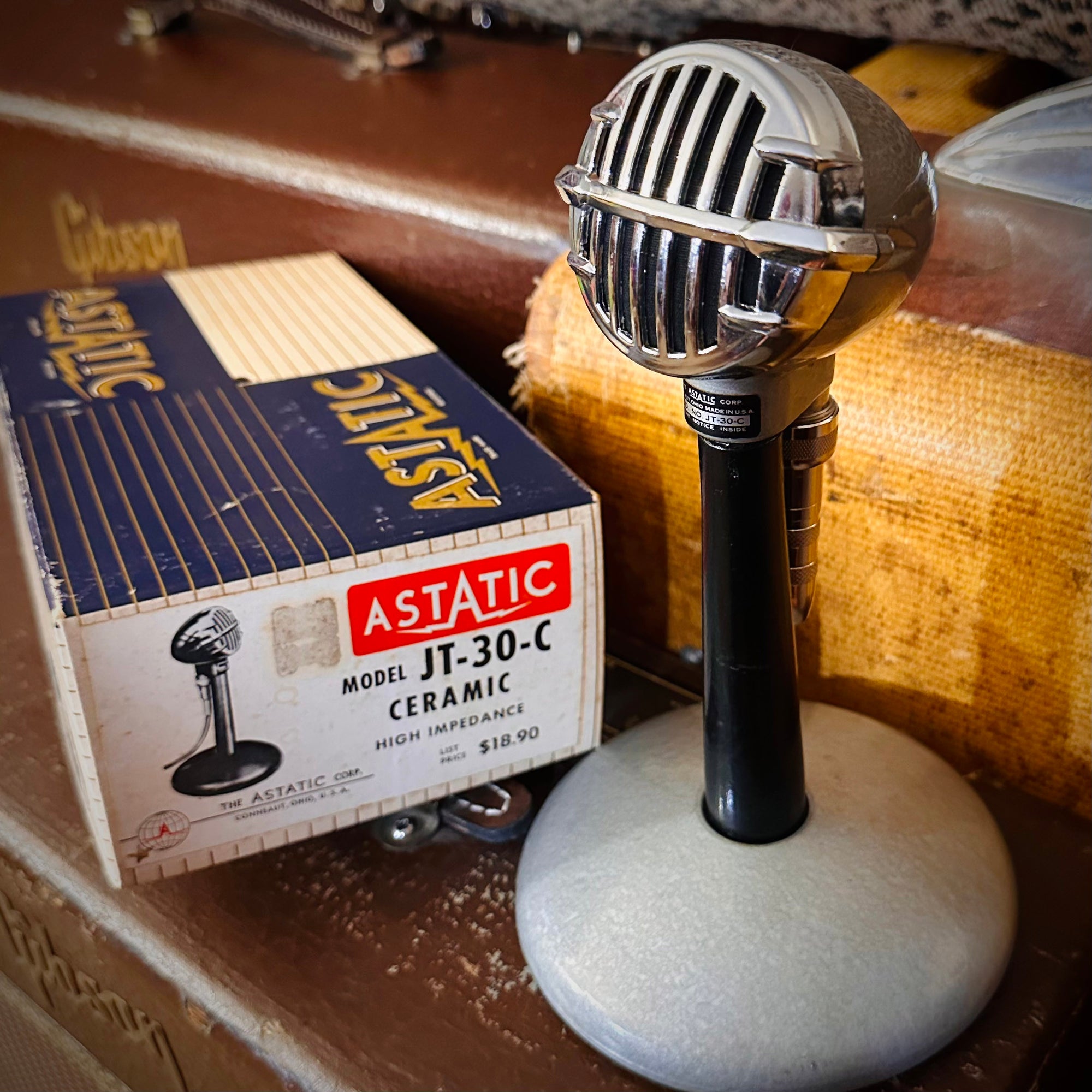 vm1703 - Astatic JT-30-C in box, 127 Ceramic